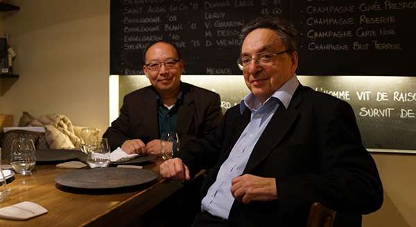 Mr. ZHANG Yi Reports on the Work of the Commission to Mr. Gianni De Michelis